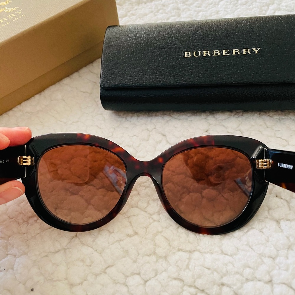 Burberry sunglasses - Picture 5 of 7